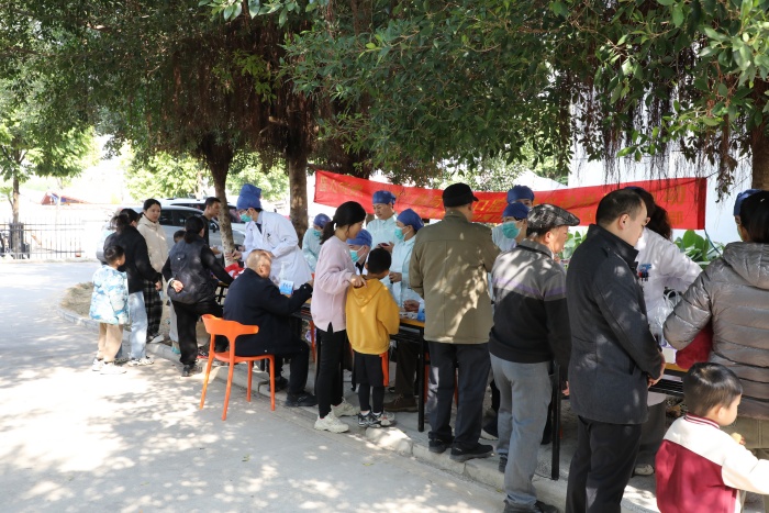 医心向党 “颌”你同行——约炮
口腔颌面外科党支部开展健康口腔义诊进社区活动 第 4 张
