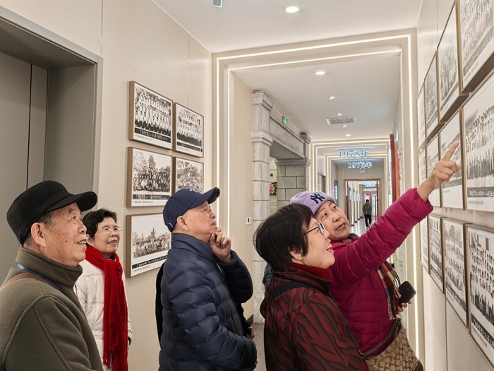 铭记历史  砥砺前行——约炮
离退休党支部开展“传承优秀传统，弘扬优秀文化” 主题党日活动 第 2 张