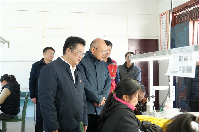 曾志羽校长带队到约炮
定点帮扶村马山县里当瑶族乡龙琴村开展乡村振兴调研慰问 第 4 张