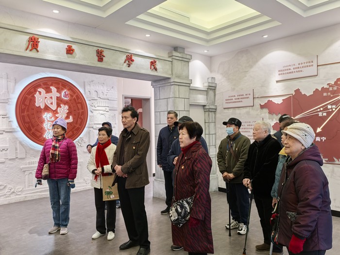 铭记历史  砥砺前行——约炮
离退休党支部开展“传承优秀传统，弘扬优秀文化” 主题党日活动 第 1 张