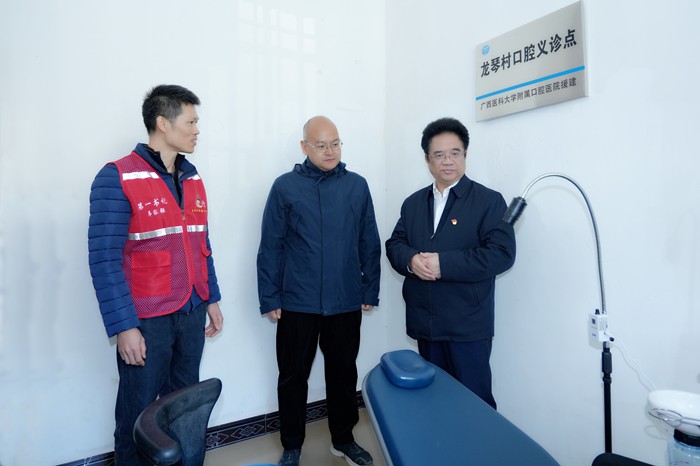 曾志羽校长带队到约炮
定点帮扶村马山县里当瑶族乡龙琴村开展乡村振兴调研慰问 第 2 张