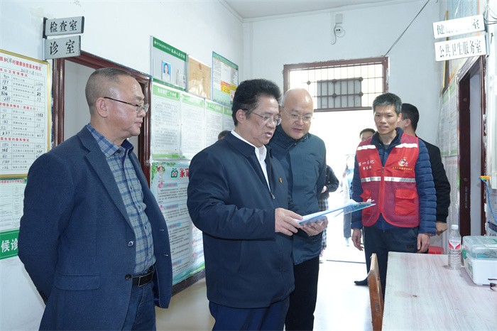 曾志羽校长带队到约炮
定点帮扶村马山县里当瑶族乡龙琴村开展乡村振兴调研慰问 第 3 张