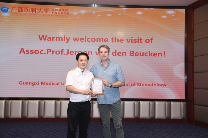 1113约炮
廖红兵院长为Jeroen van den Beucken教授颁发感谢状_调整大小.jpg