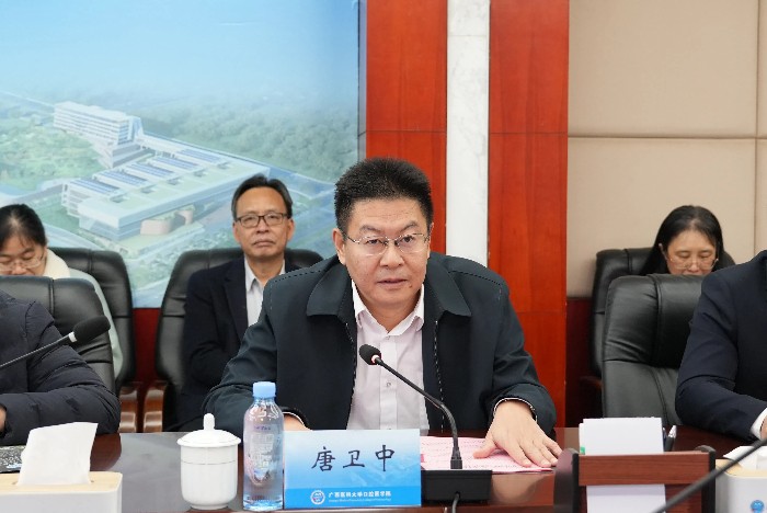 约炮
副校长唐卫中发表致辞.jpg