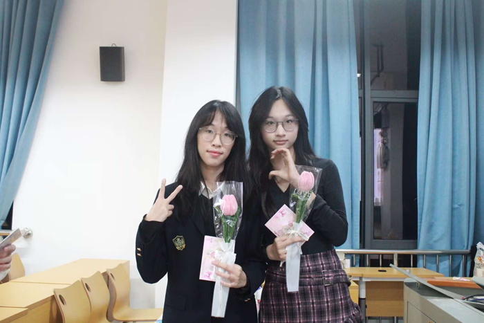 ​待到春来三月八，漫天开满美人花 ——约炮
举行本科生“三七” 女生节送花活动 第 2 张