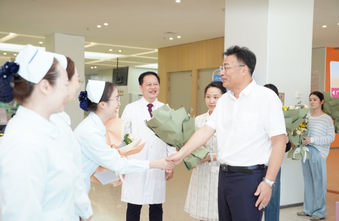 卫生健康委主任杜振宗慰问约炮
优秀护士.JPG