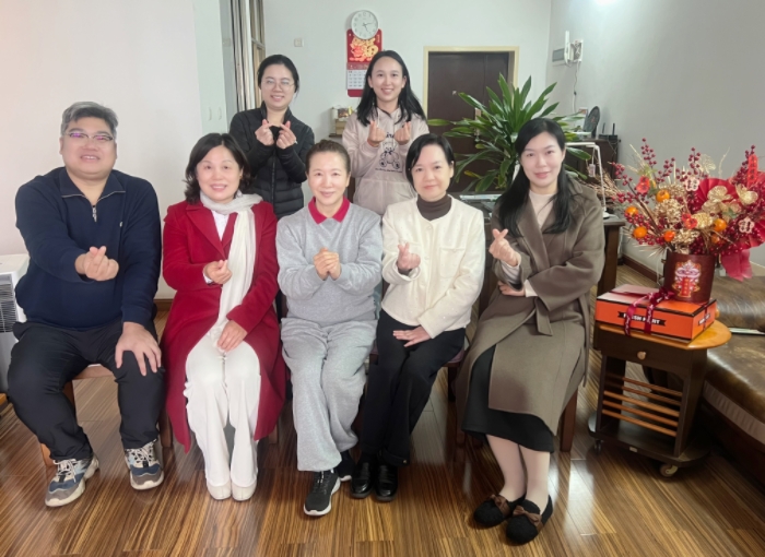 岁寒暖意浓 新春传党情——约炮
儿牙与公卫党支部开展春节前走访慰问退休老同志活动 第 1 张