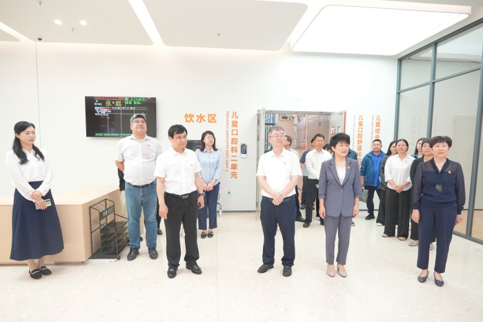 党建引领促发展 政医协同护齿健——约炮
与五象新区规划建设管委会多个党支部开展党建联建活动 第 1 张