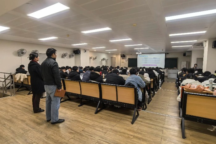 教学质量“首考”！约炮
开展新学期教学巡查工作 第 1 张